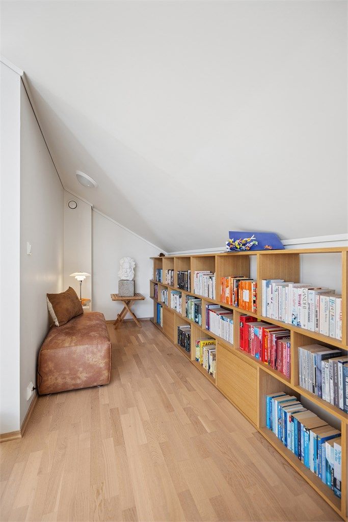 En del av stuen benyttes i dag som bibliotek, her er det god plass til bokhyller og en hyggelig lesekrok.