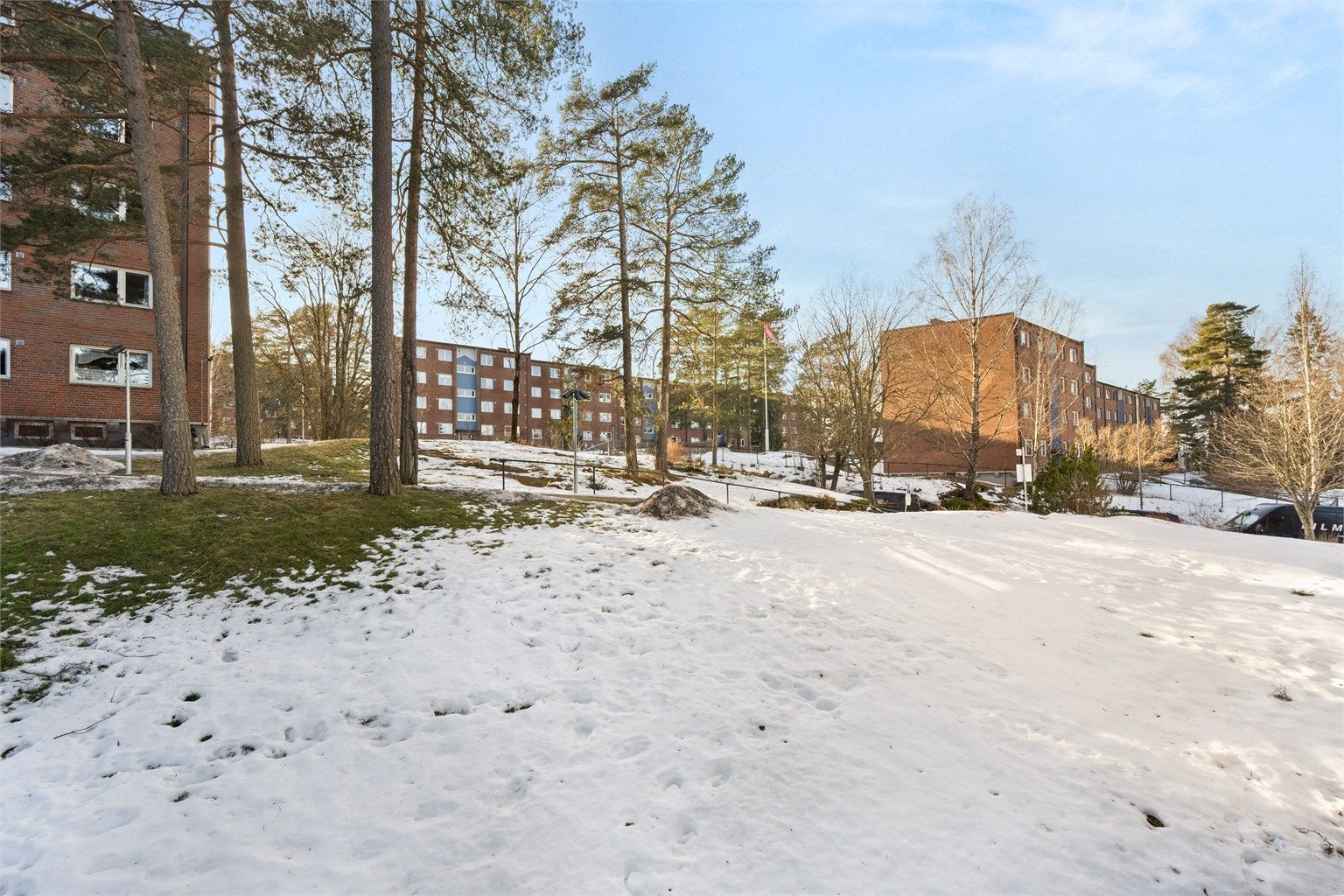 Fra balkongen har du denne nydelige utsikten mot store grøntarealer og mot skogholt. Inngangen til marka er kun et lite steinkas unna. 
Foto: Martine Eren Jacobsen