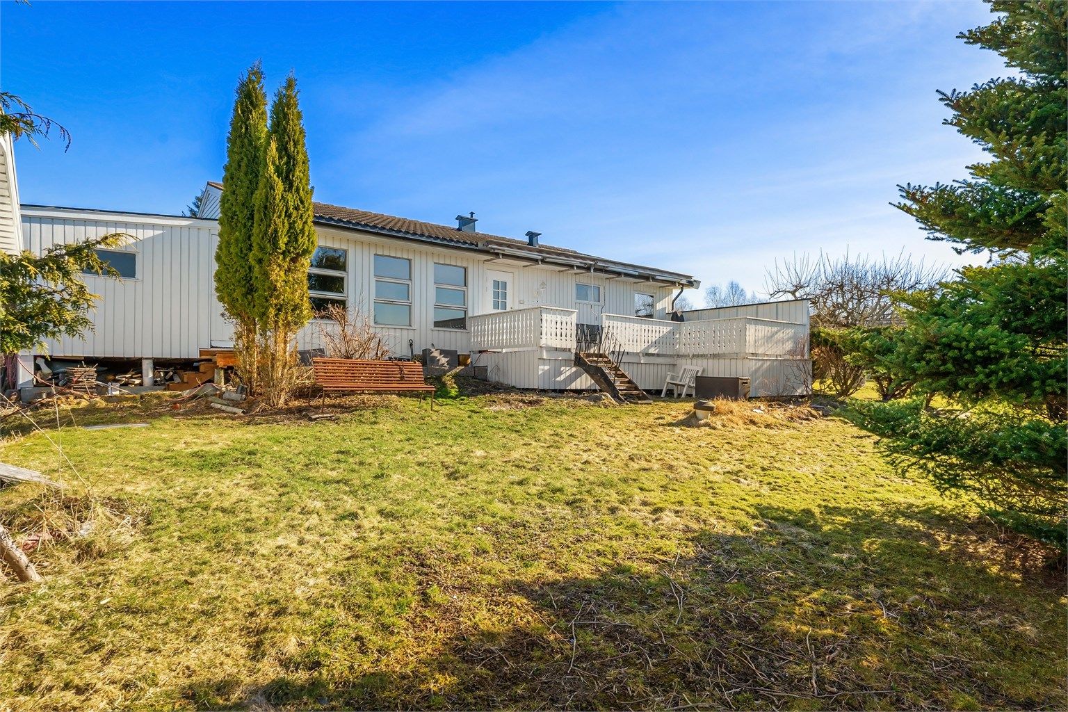 Solrik enebolig med moderniseringbehov og stort potensial. Foto: Zovenfra