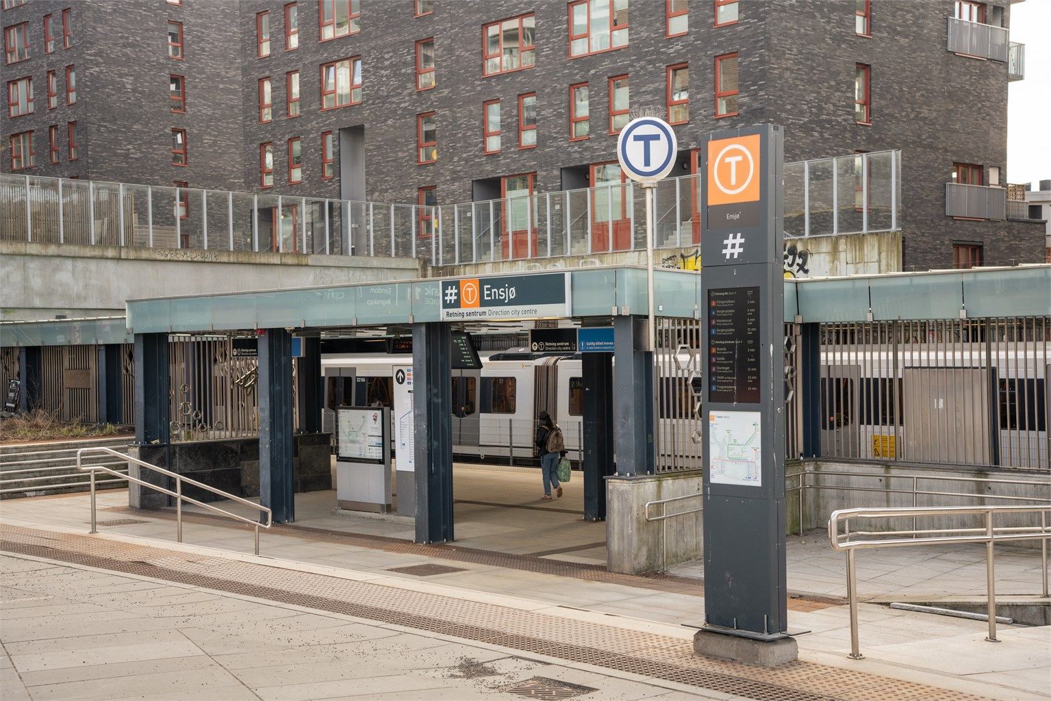 Ensjø T-banestasjon er et av områdets kollektivknutepunkt, med linje 1-4 som tar deg raskt til sentrum.