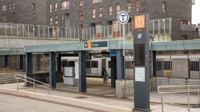 Ensjø T-banestasjon er et av områdets kollektivknutepunkt, med linje 1-4 som tar deg raskt til sentrum.