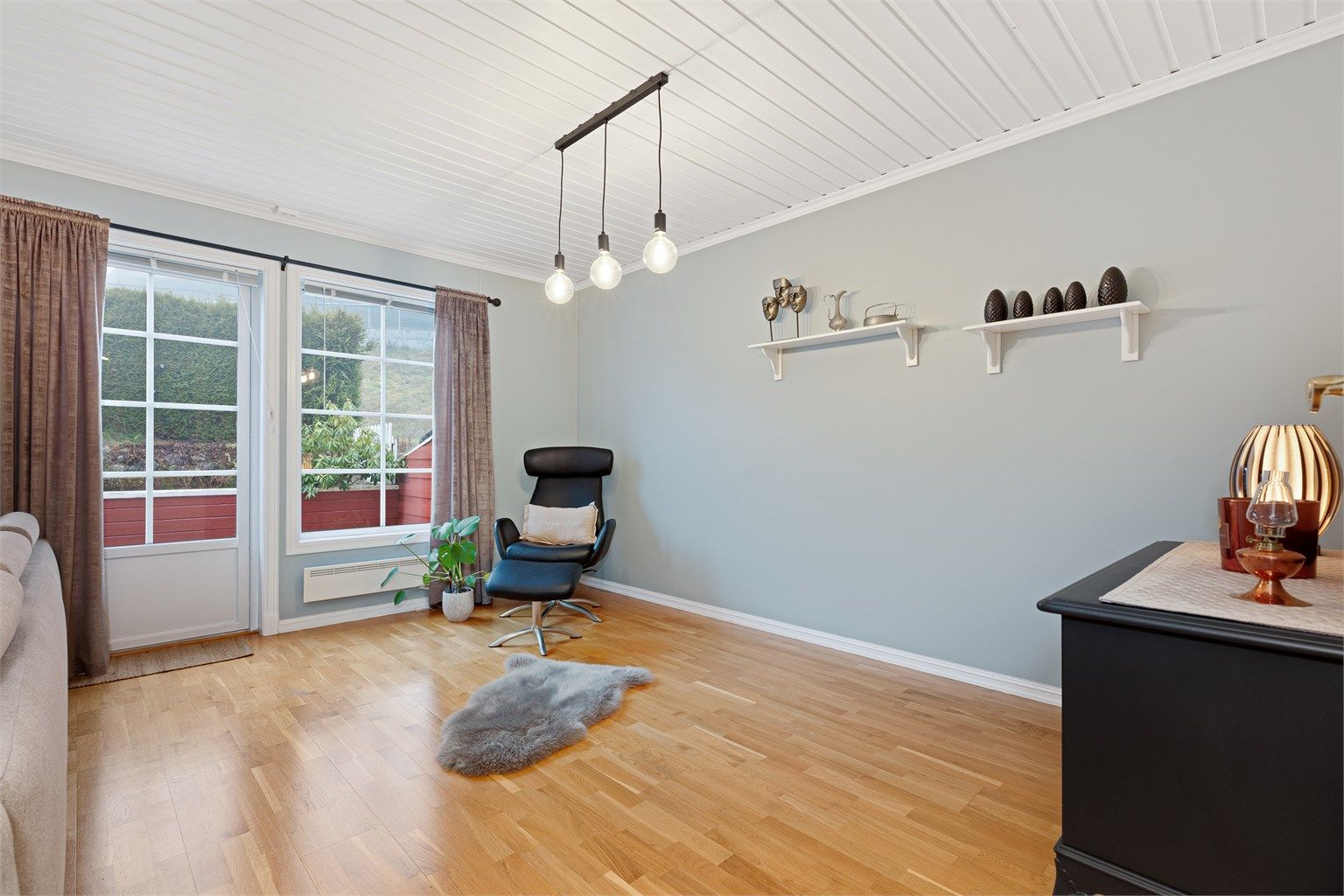 Fra stuen er det direkte utgang til terrasse og hage. Her var det tidligere spisestue, men selger har solgt møblementet iforbindelse med flytting