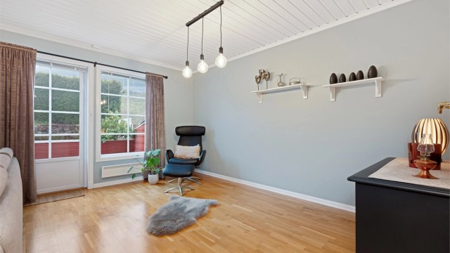 Fra stuen er det direkte utgang til terrasse og hage. Her var det tidligere spisestue, men selger har solgt møblementet iforbindelse med flytting