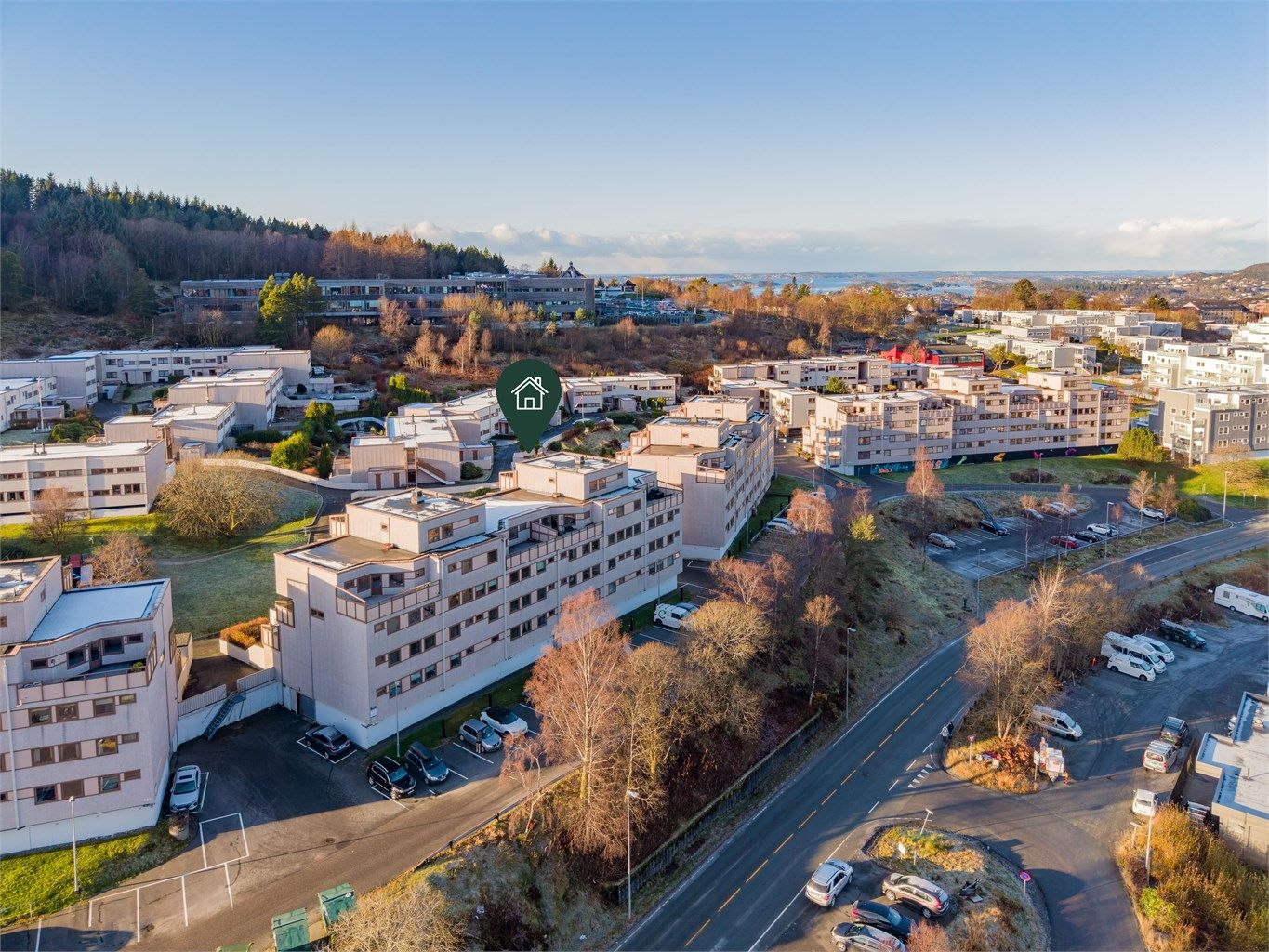  Borettslaget har parkeringsplasser som leies ut etter venteliste.