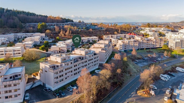 Borettslaget har parkeringsplasser som leies ut etter venteliste.