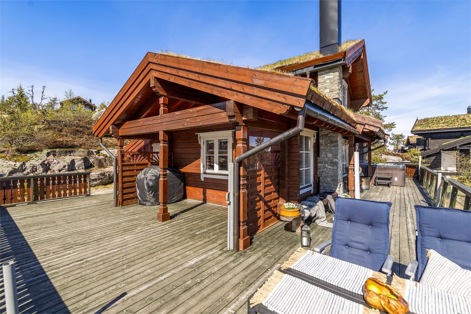 På terrassen har man utallige møbleringsmuligheter. Direkte adkomst til gårdsplass, hvor man har godt med parkeringsplass og elbil lader.