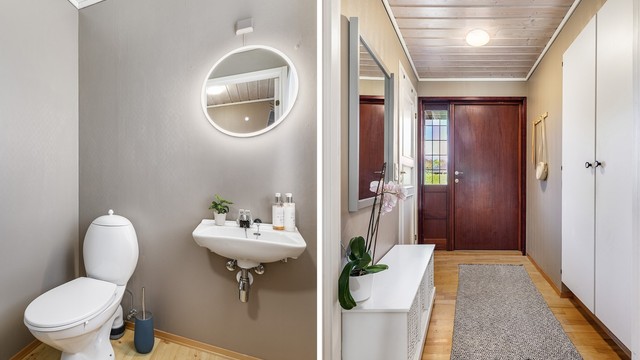 Utenom badet finnes et separat toalettrom ved entreen - lett tilgjengelig for besøkende.