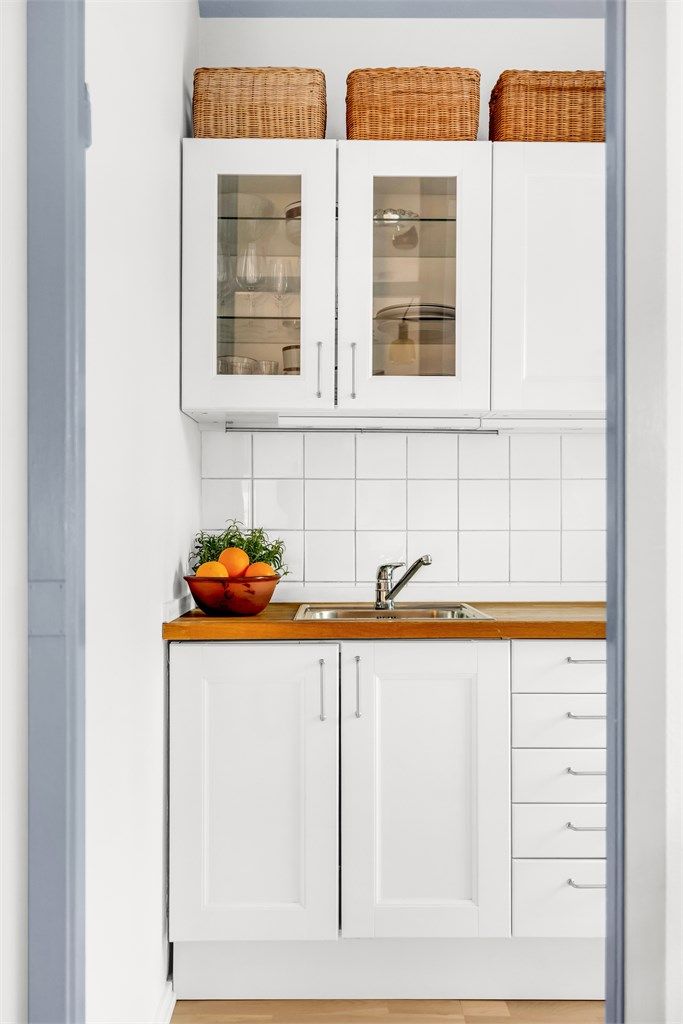 Lyst og pent separat kjøkken med moderne innredning fra 2010/2011 med godt med skap- og benkeplass.