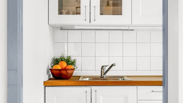 Lyst og pent separat kjøkken med moderne innredning fra 2010/2011 med godt med skap- og benkeplass.