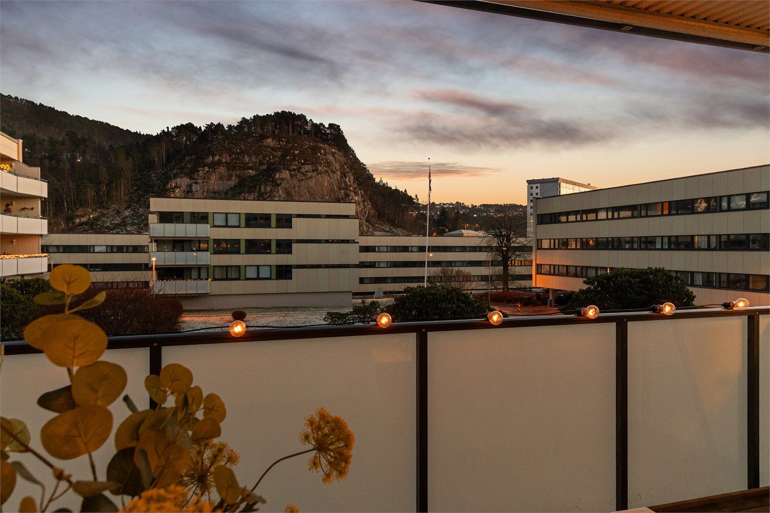 Meget sentral bolig med kort avstand til Oasen senter med alle daglige servicetilbud, treningssenter, vinmonopol, samt Bybane/buss