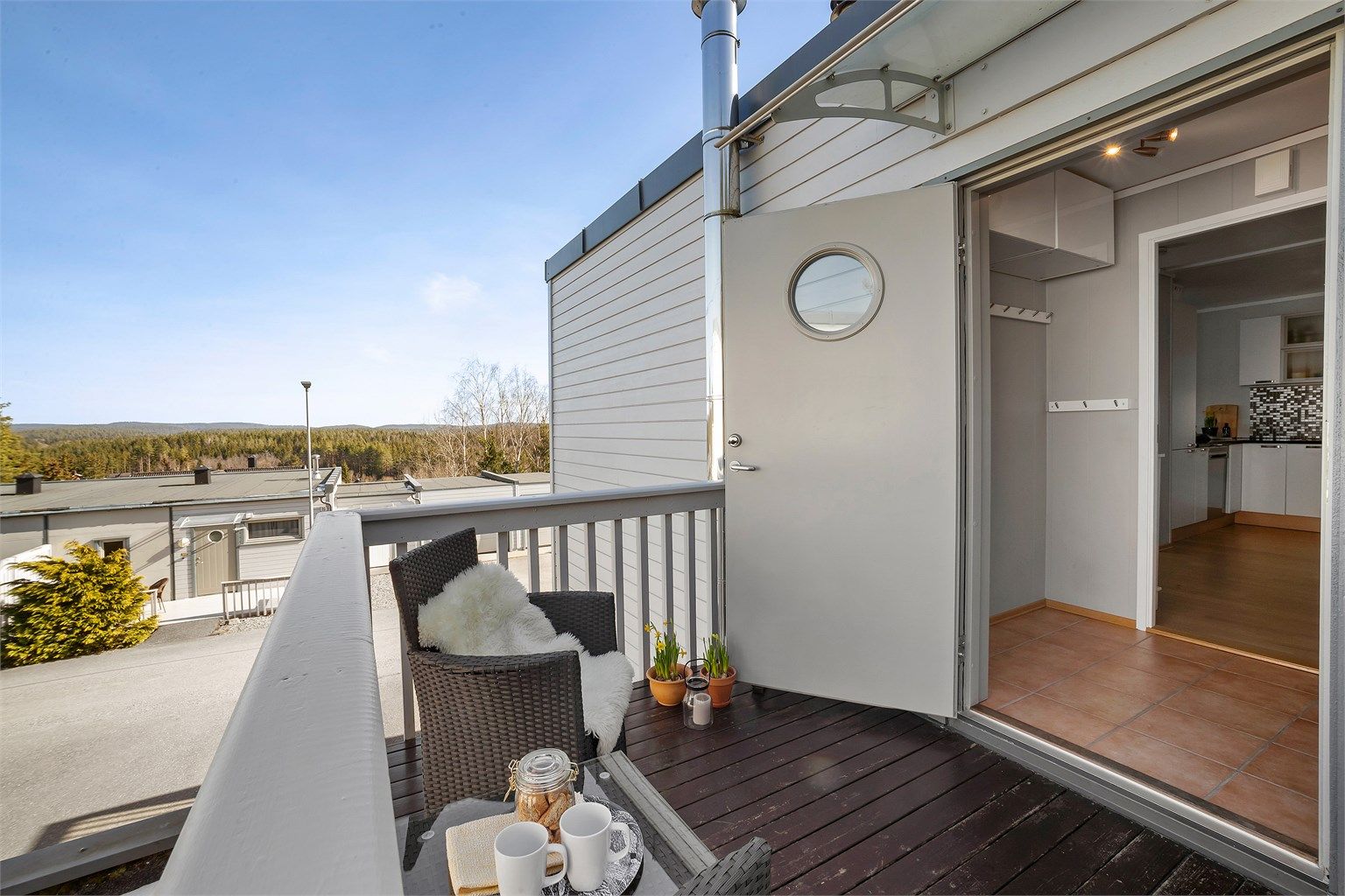 I tilknytning til inngangspartiet er det en hyggelig veranda på ca. 6 kvm. 