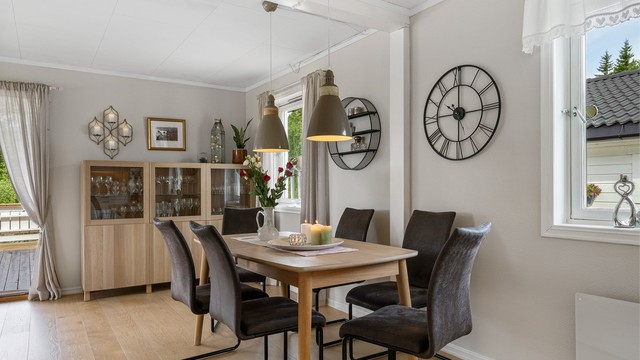 God plass til spisegruppe i praktisk avstand fra kjøkken.