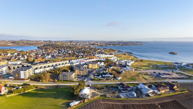 Beliggenheten kombinerer landlig ro med nærhet til byens fasiliteter.