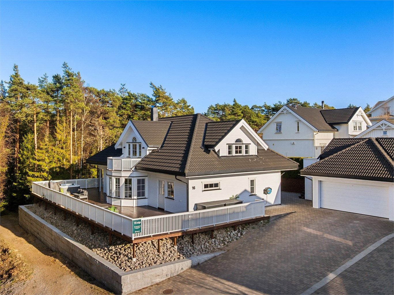 Her får du en flott klassisk moderne enebolig fra 2016 med dobbelgarasje. 