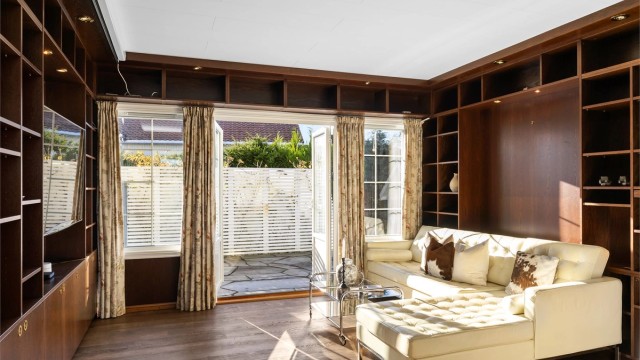 Franske dører åpner rett ut til den skiferbelagte markterrassen.