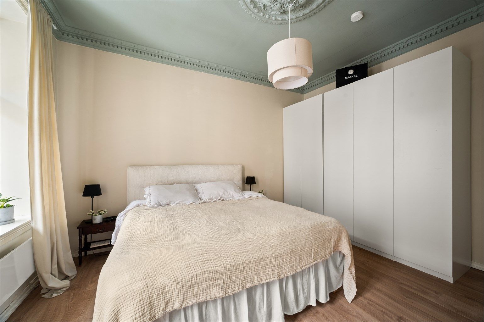 Garderobeskap medfølger. Her er det også raus takhøyde.