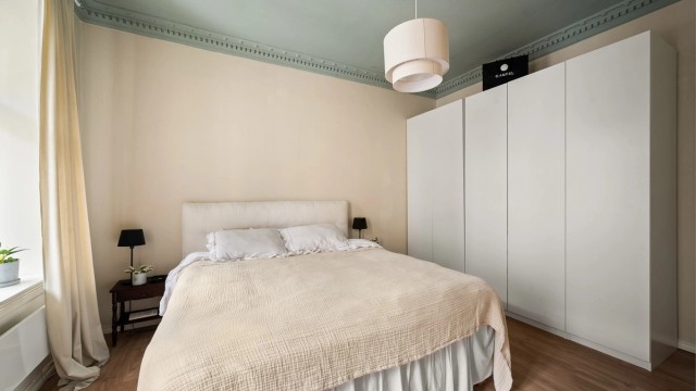 Garderobeskap medfølger. Her er det også raus takhøyde.