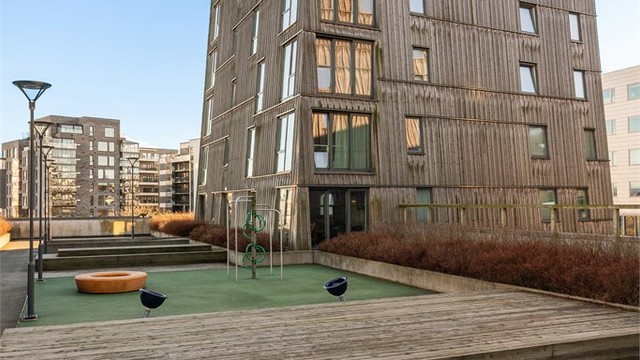 Leiligheten ligger som endeleilighet i enden av atrium. Man får fint utsyn og lite innsyn.