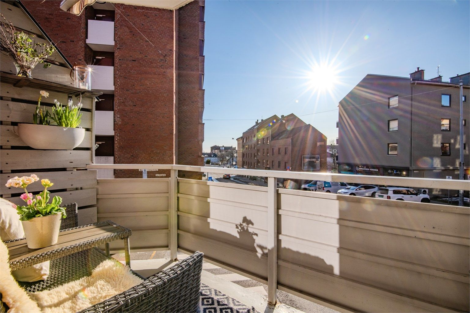 Leiligheten byr på en solrik hjørnebalkong med elektrisk markise.