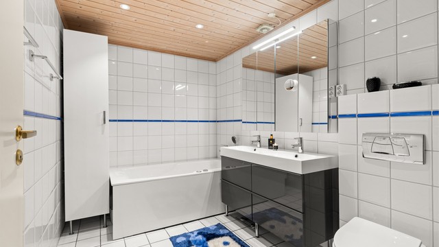 Bad med både badekar og dusjnisje