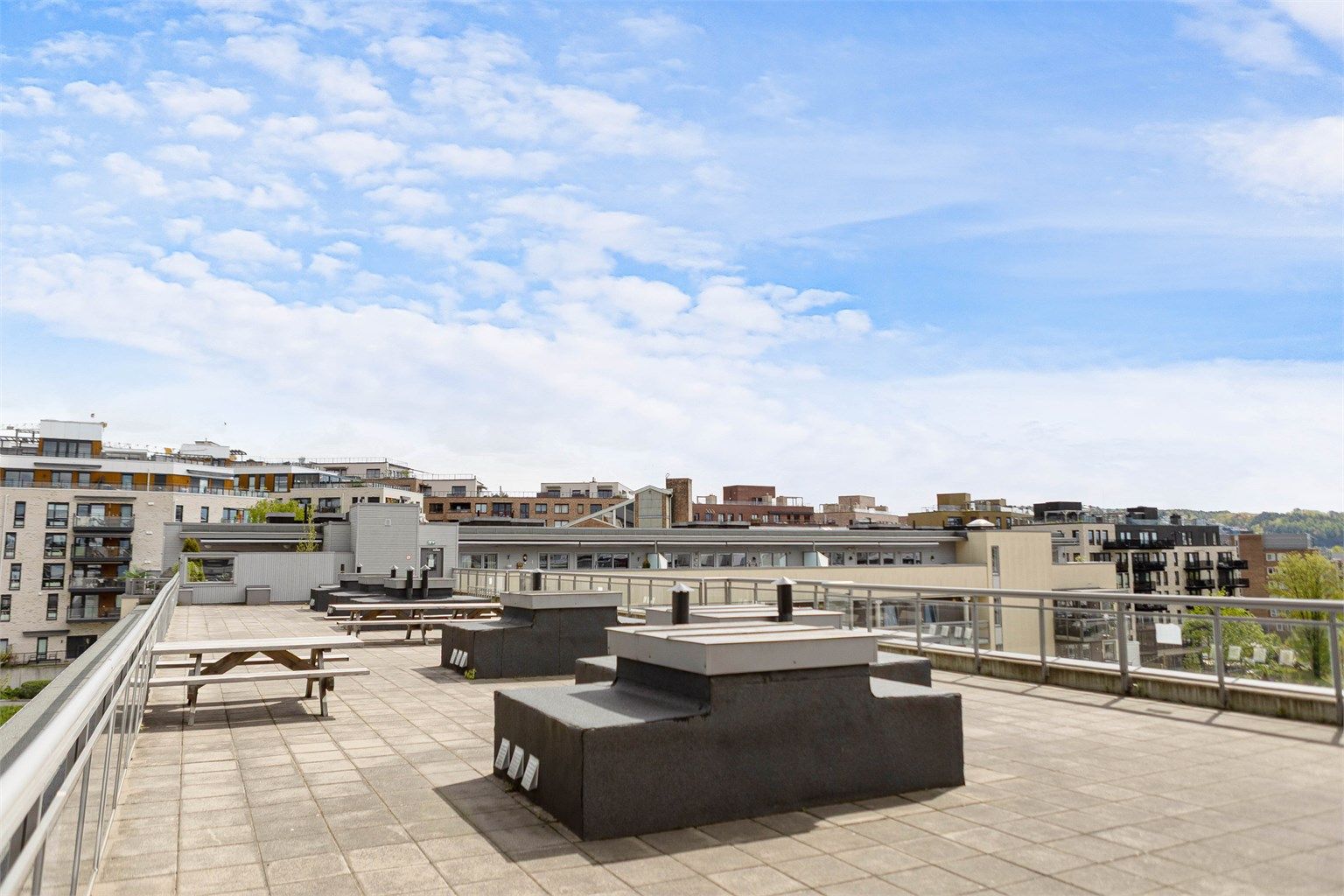 Takterrassene er sosiale samlingspunkt med god plass for beboerne.