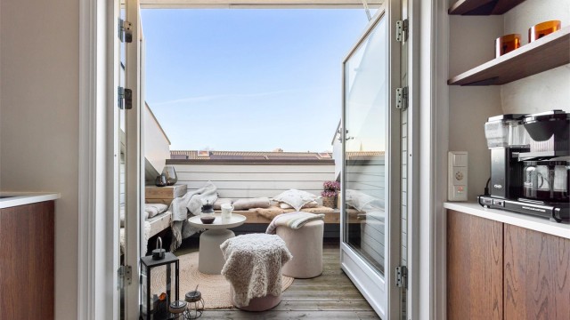 Fra kjøkkenet åpner dørene seg ut til en solrik takterrasse, et lite fristed over byens tak