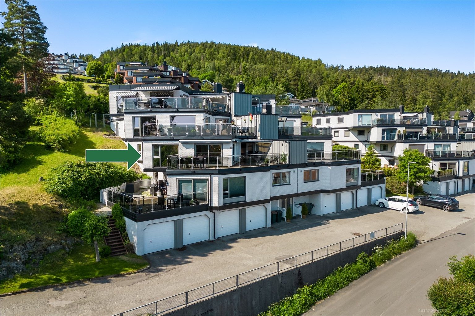 Eiendommen har en attraktiv beliggenhet i et veletablert, stille og rolig boligstrøk