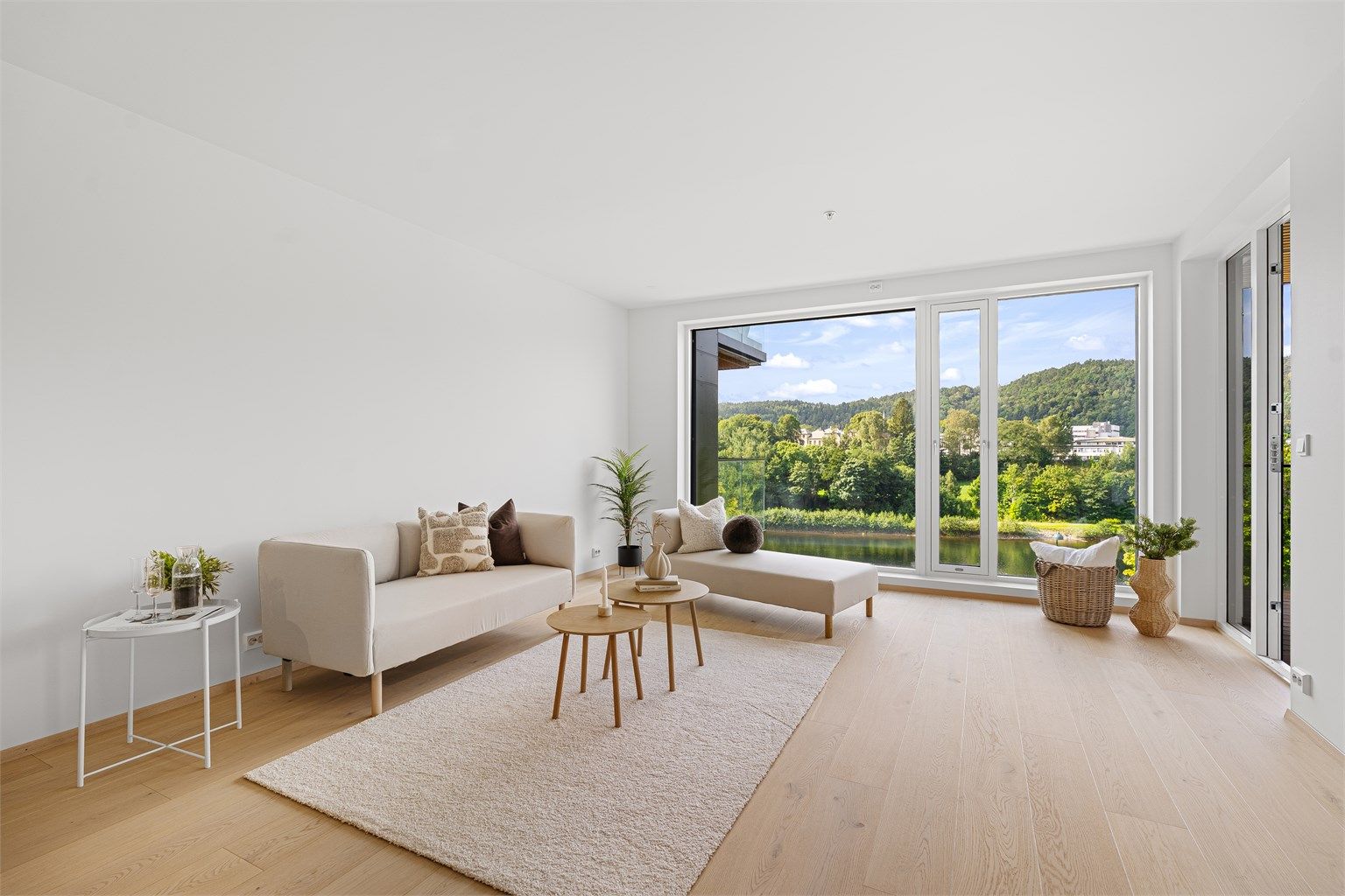 Leiligheten har flotte material- og fargevalg. Her får du bl.a. listefrie karmer og nydelig en-stavs gulv med tilhørende lister.