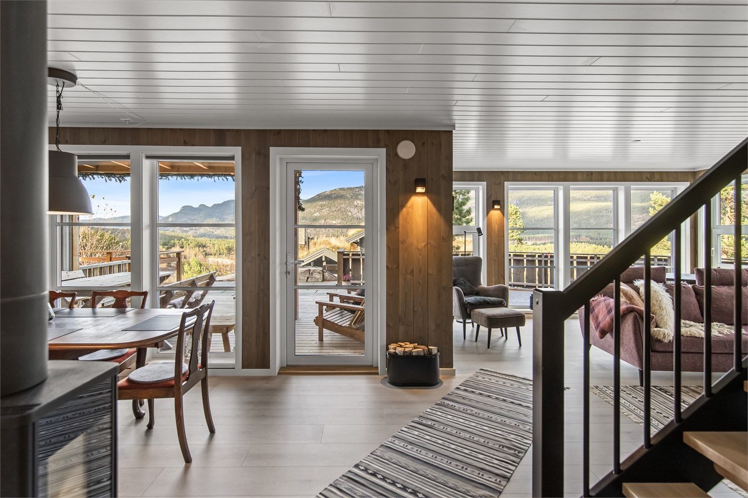 Utgang til stor, solrik terrasse med nydelig utsikt