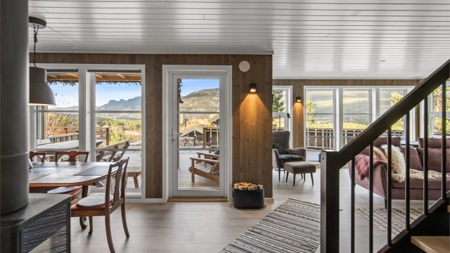 Utgang til stor, solrik terrasse med nydelig utsikt