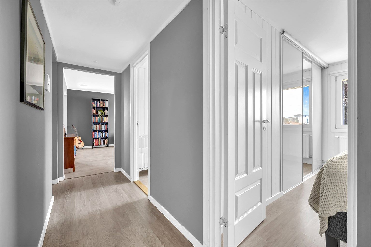 Mellomgang med tilgang til samtlige rom i leiligheten.