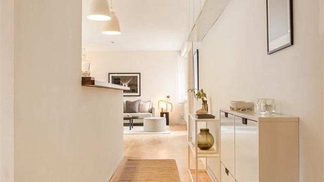 Praktiske overskap i gangen gir ekstra oppbevaringsplass i hverdagen. Foto: Martine Eren Jacobsen
