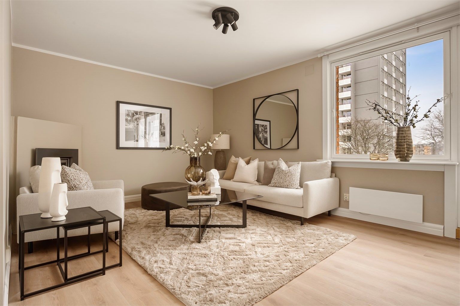 Det er ingen innsyn til stuen og svært god avstand i mellom bebyggelsen. 