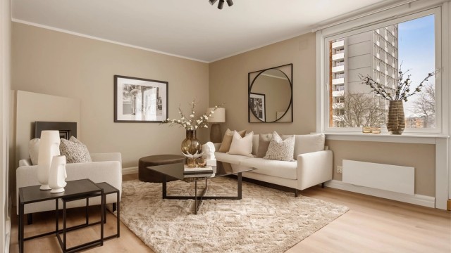 Det er ingen innsyn til stuen og svært god avstand i mellom bebyggelsen.