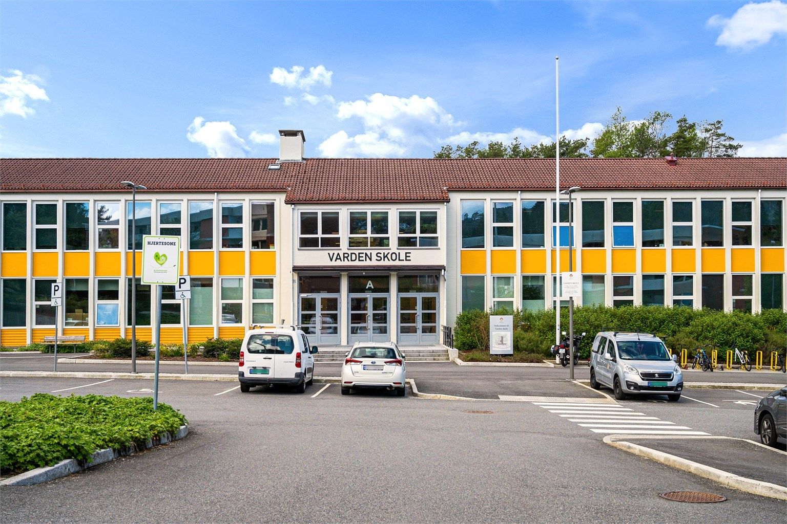 - Snarvei ned til Varden skole som ligger like bak boligen med snarvei ned i borettslaget -
