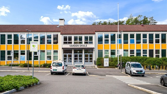 - Snarvei ned til Varden skole som ligger like bak boligen med snarvei ned i borettslaget -