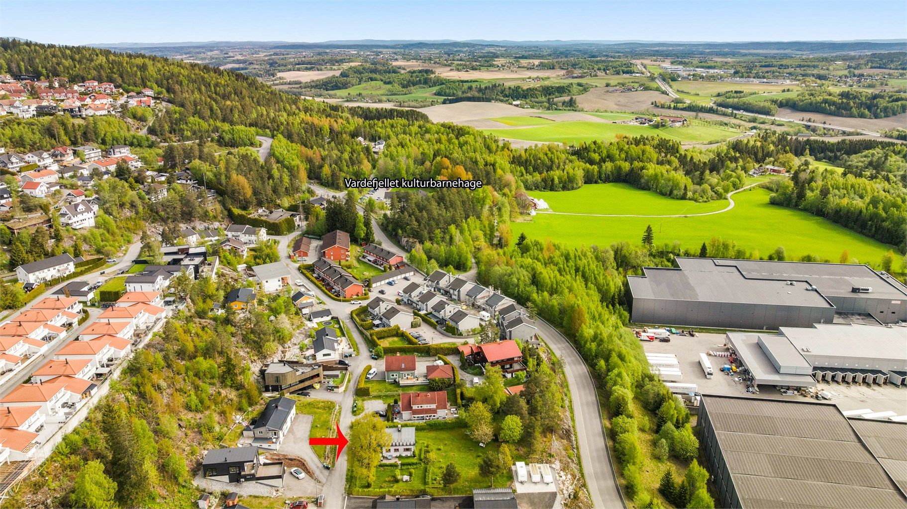 Vardefjellet kulturbarnehage ligger i gangavstand fra boligen.
