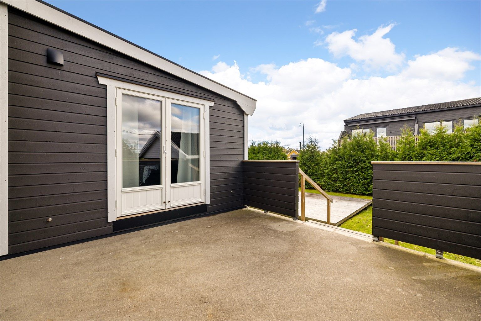 På terrassens østre side ble isolert vinterhage oppført i 2023.