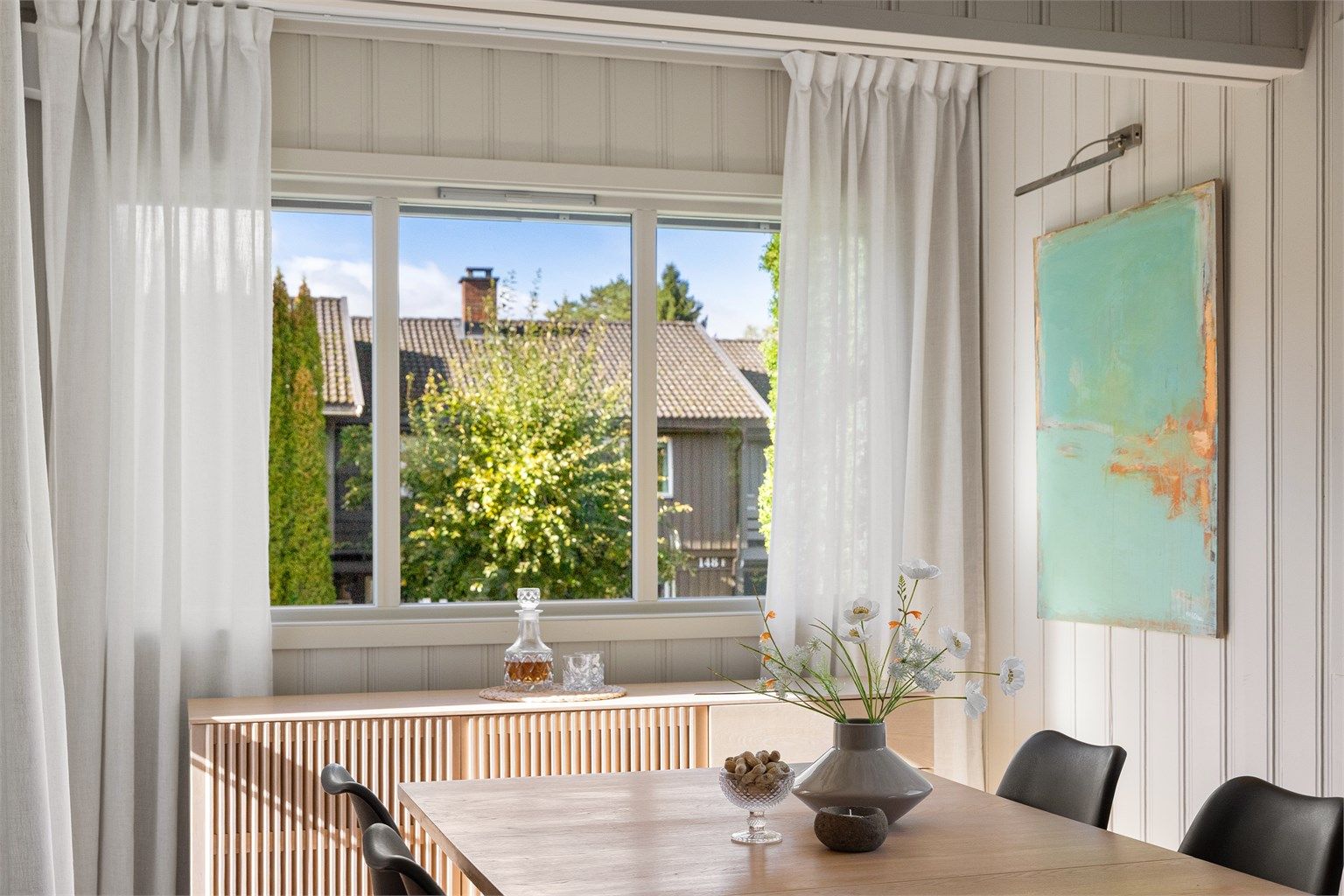God plass til langbord med sitteplasser for hele familien og gjester.