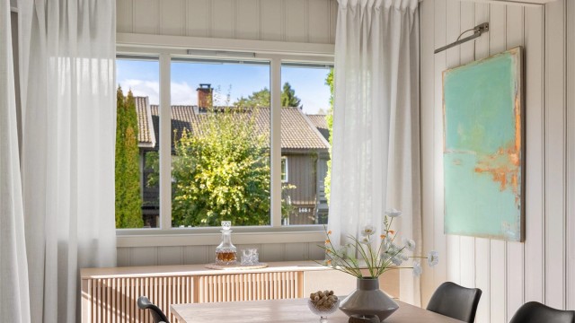 God plass til langbord med sitteplasser for hele familien og gjester.