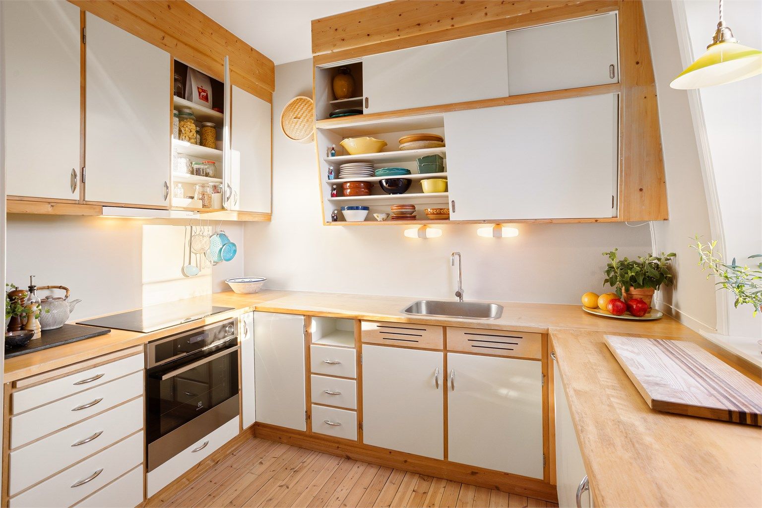 Kjøkkenet er godt utnyttet med mye skap- og benkeplass, et godt arbeidskjøkken for de som er glade i å lage mat!