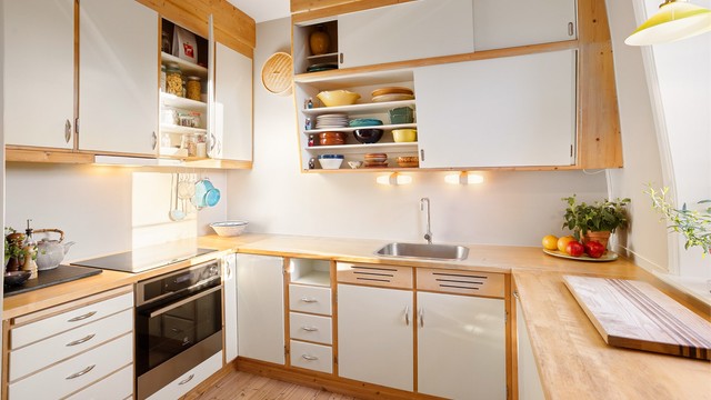 Kjøkkenet er godt utnyttet med mye skap- og benkeplass, et godt arbeidskjøkken for de som er glade i å lage mat!