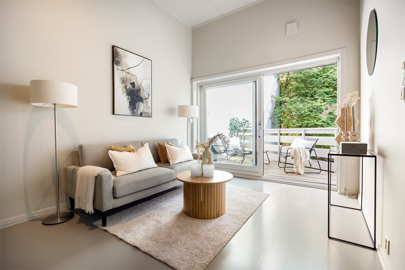 Romslig stue med skyvedør ut til balkong.