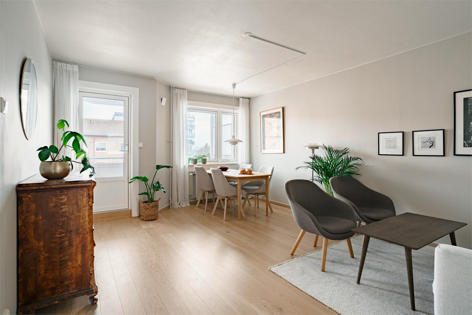 En moderne og velholdt 3-roms med god planløsning, funksjonelle kvaliteter og en herlig balkong.