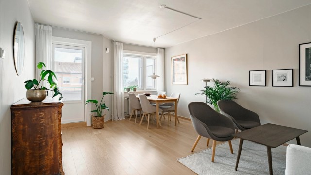 En moderne og velholdt 3-roms med god planløsning, funksjonelle kvaliteter og en herlig balkong.
