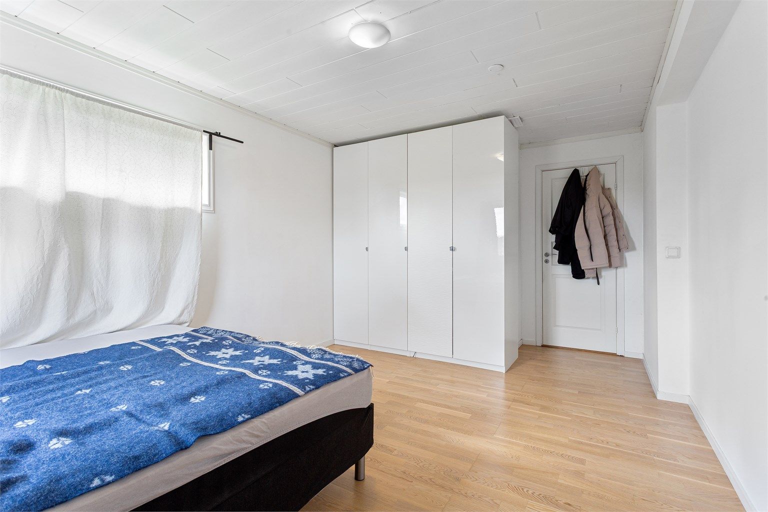Hovedetasjen har tre soverom. Dette rommet har god plass til garderobeløsning.