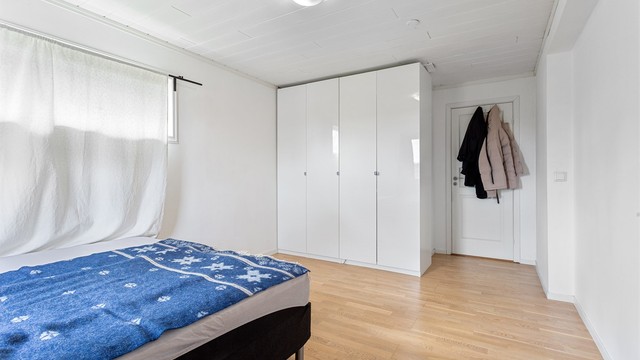 Hovedetasjen har tre soverom. Dette rommet har god plass til garderobeløsning.