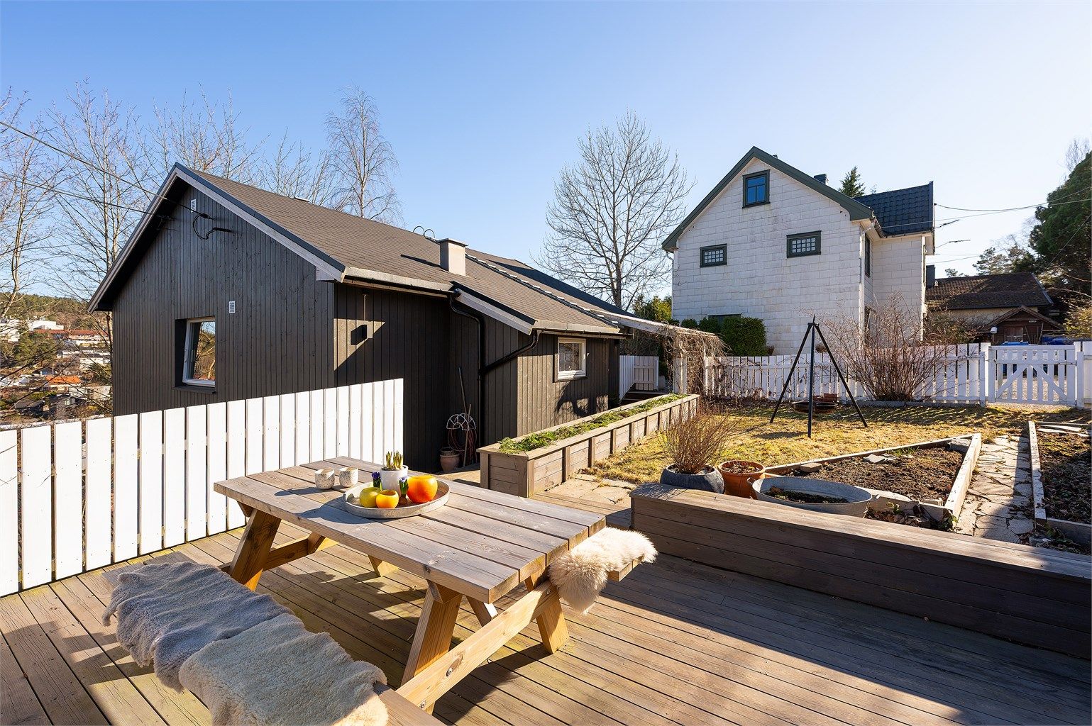 Boligen er pent opparbeidet med flere soner - eiendommen ligger høyt i terrenget som gir en flott utsikt og sol store deler av dagen på frems