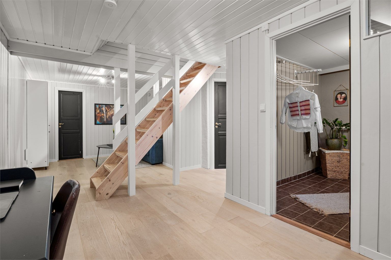 Kjelleretasje er innredet som kjellerstue, toalettrom, vaskerom og to boder.(kjeller er ikke godkjent til varig opphold)