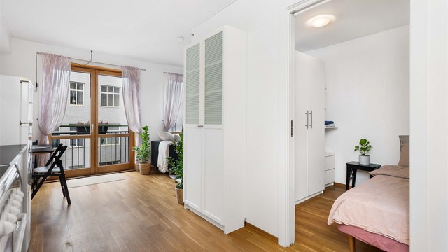 Sovealkoven ligger skjermet i tilknytning til oppholdsrommet.